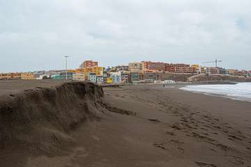 El fuerte oleaje rebana la arena de Melenara/Antonio Rico.